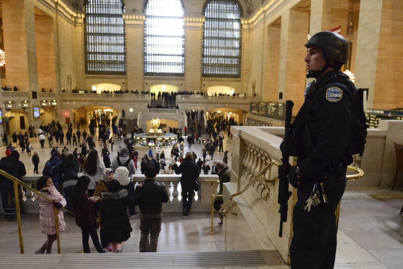 A member of the NYPD Joint Terrorism Task Force patrol Grand Central Station in the Manhattan borough in New York, in this March 22, 2016, file photo. REUTERS/Stephanie Keith/Files